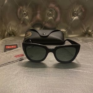 Rayban RB4178 52 mm black plastic sunglasses - used